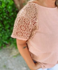 Umgee Analia Linen Crochet Lace Hi Low Top